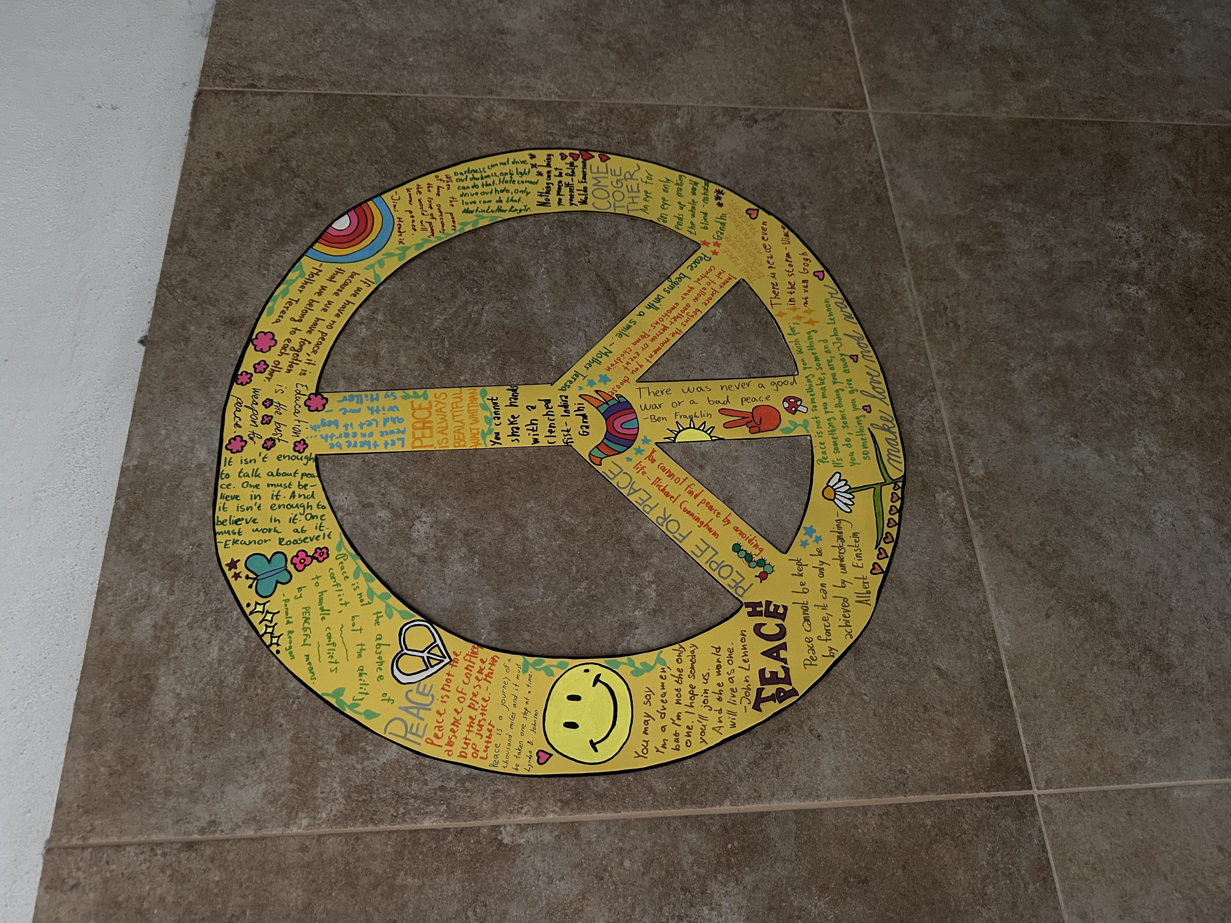 Mier nie je samozrejmosť - Atmosféra vo vestibule