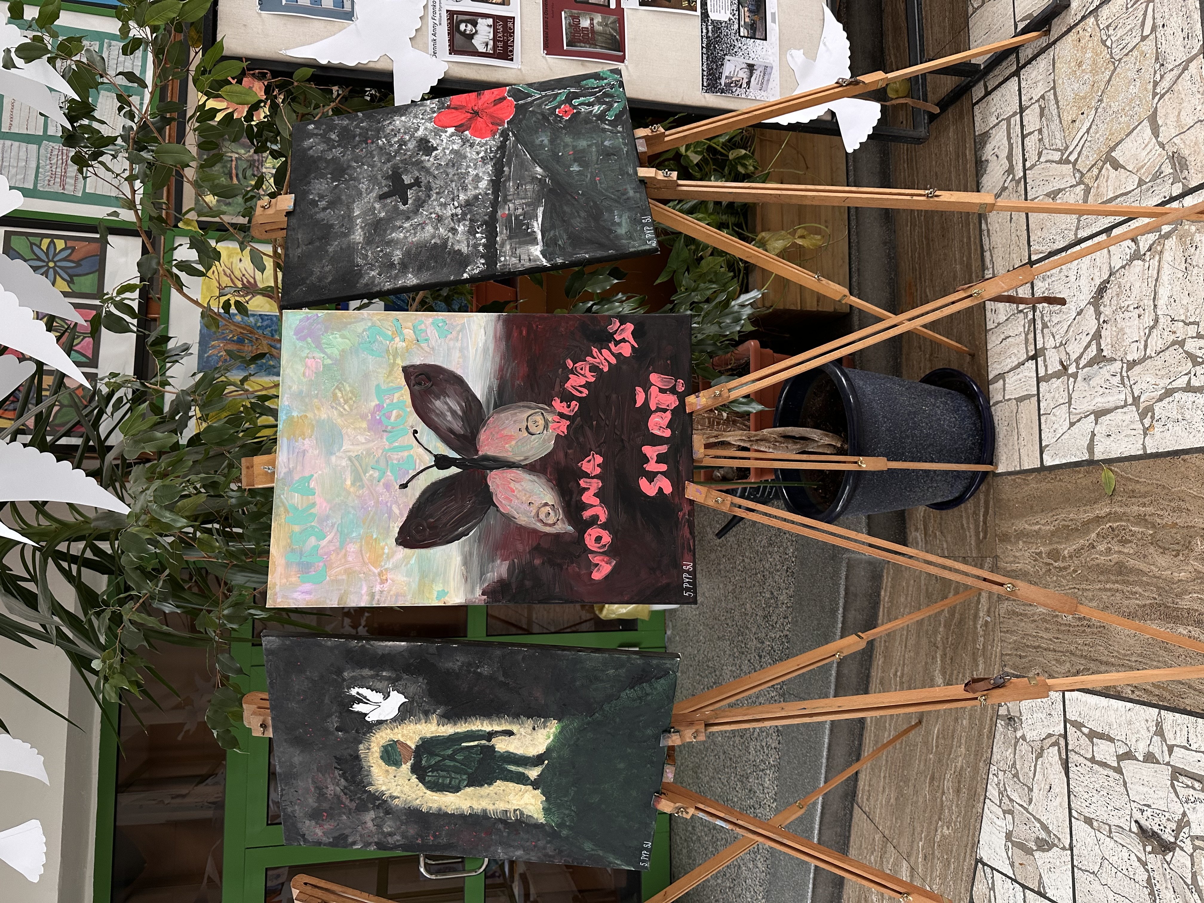 Mier nie je samozrejmosť - Atmosféra vo vestibule