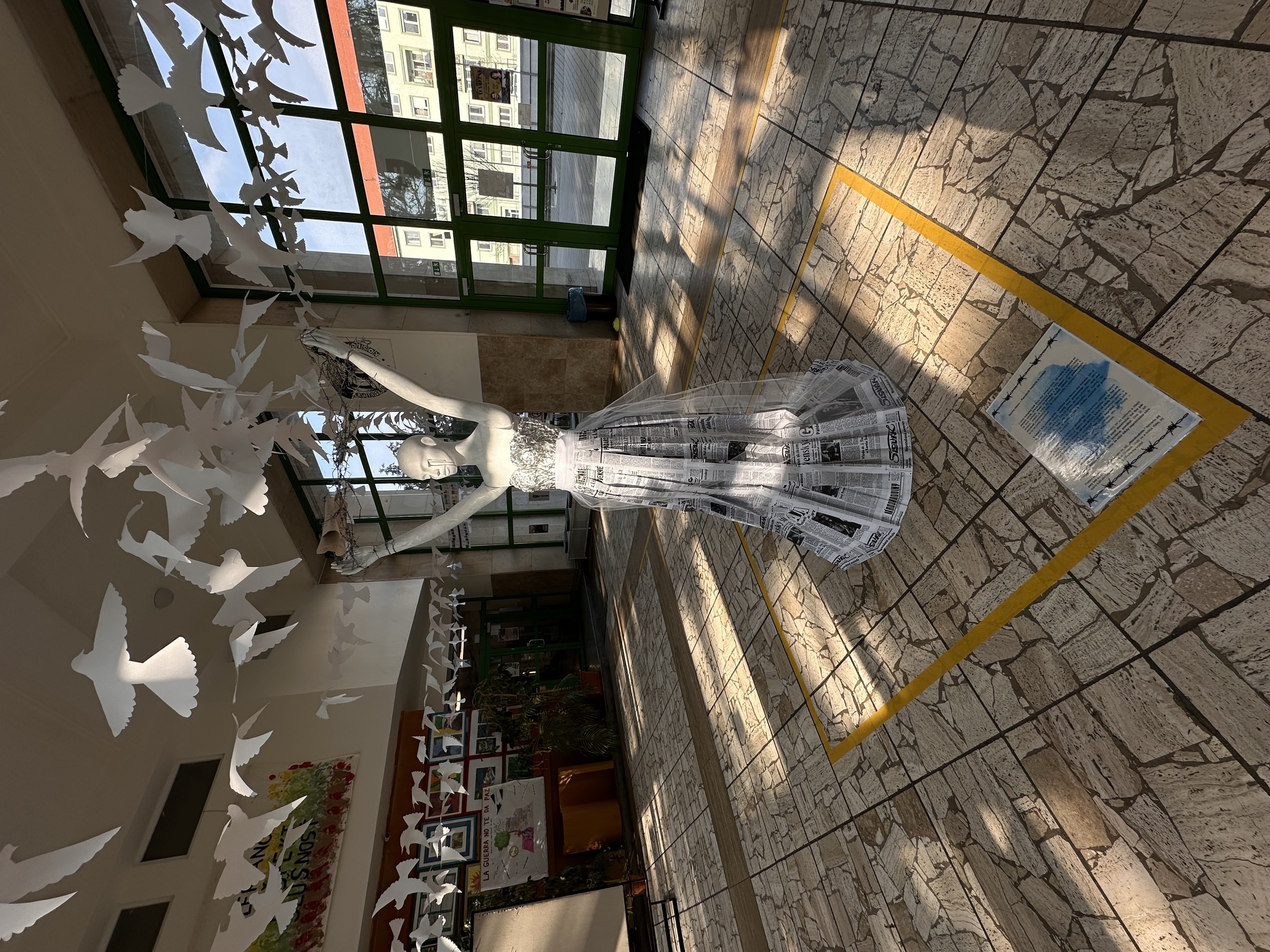 Mier nie je samozrejmosť - Atmosféra vo vestibule