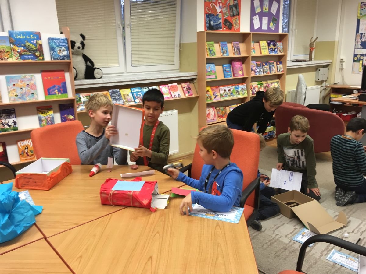 PYP 4 welcoming PYP 1 into the PYP