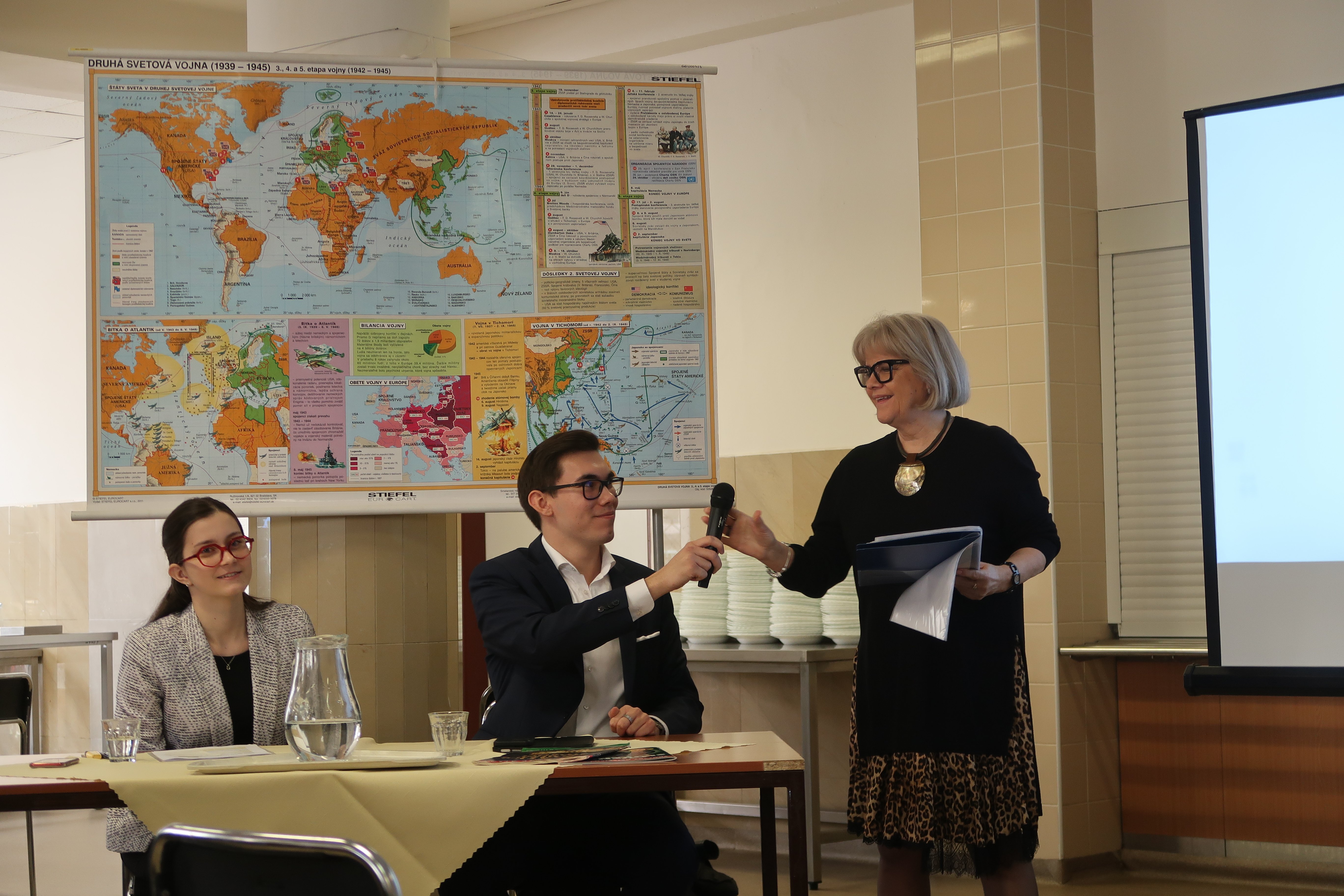 Diskusia na tému<br>VEDA A TECHNIKA V SLUŽBÁCH VOJNY A MIERU