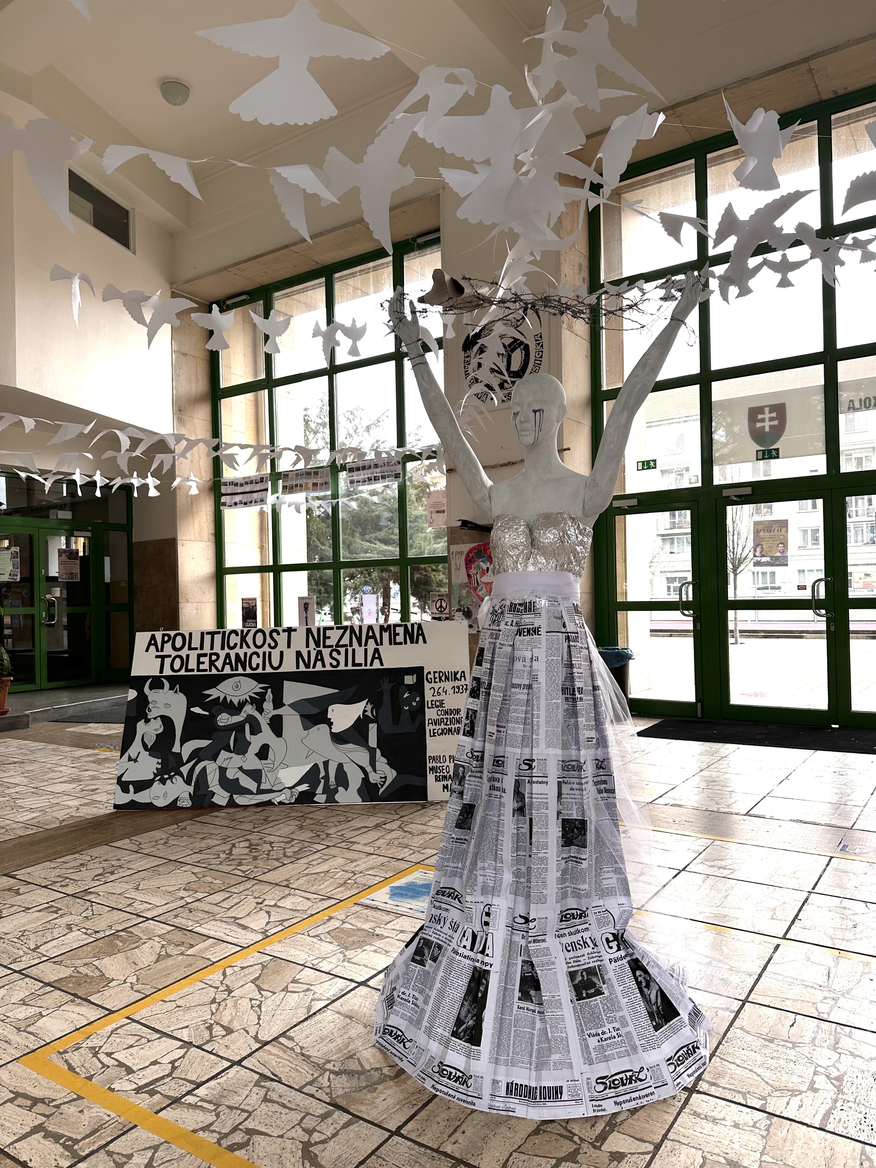 Mier nie je samozrejmosť - Atmosféra vo vestibule